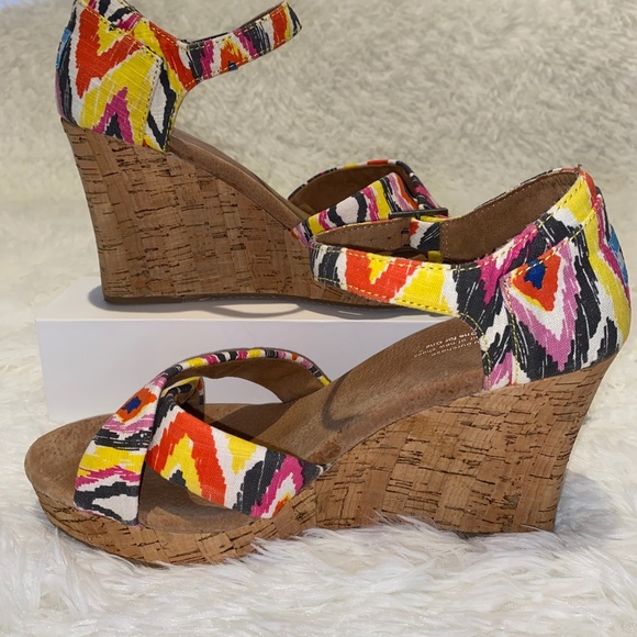 Toms  Wedge Southwest blue yellow Aztec colorful print heel sandals cork 9.5 - Picture 4 of 6